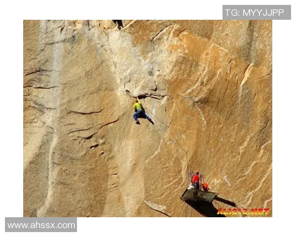 南京攀岩队与深圳攀岩队赛后复盘团队协作的成功与挑战分析 南京攀岩队与深圳攀岩队赛后复盘团队协作的成功与挑战分析